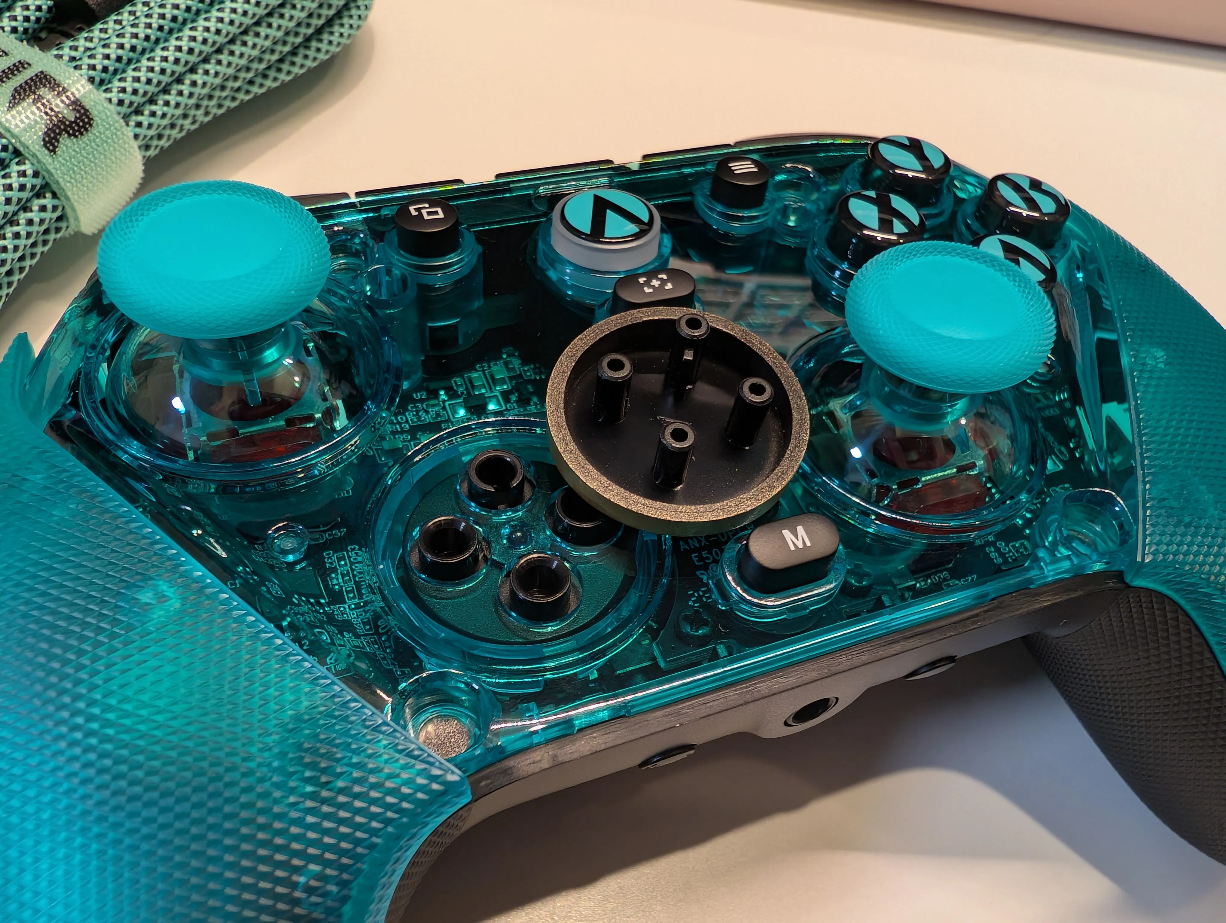 フェイスプレートを外した状態。M ボタンと、Xbox 準拠の ABXY 配置が見える