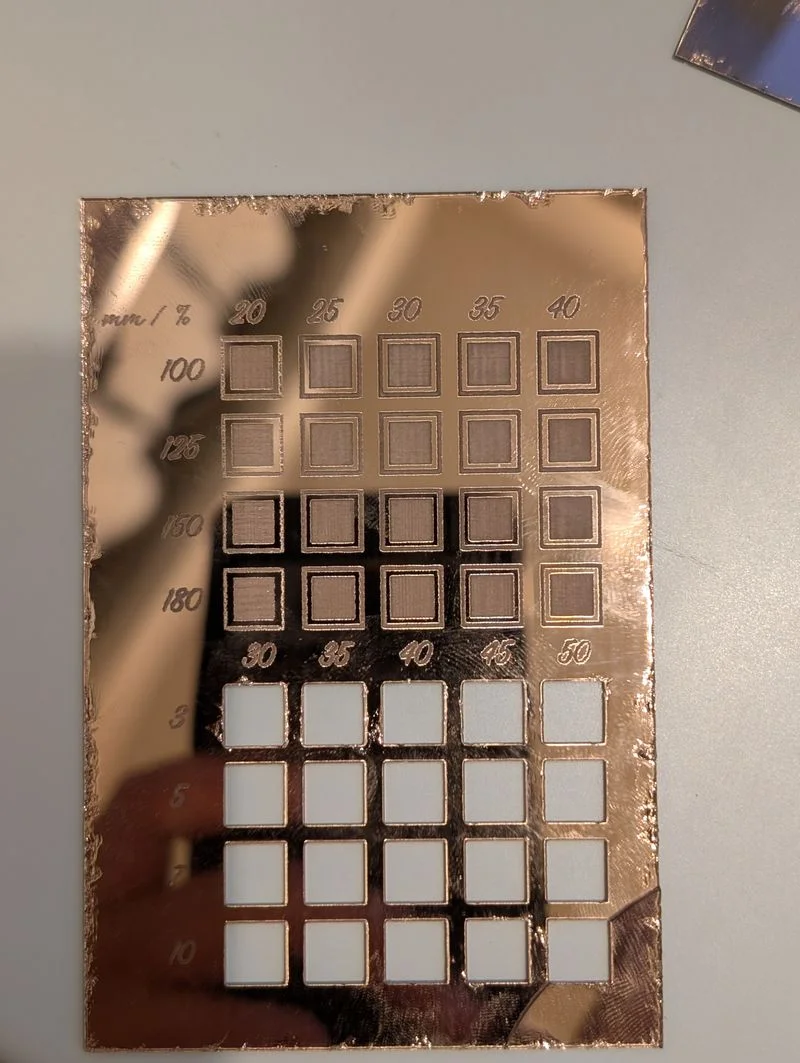 alt:アクリルを裏からカット size:300